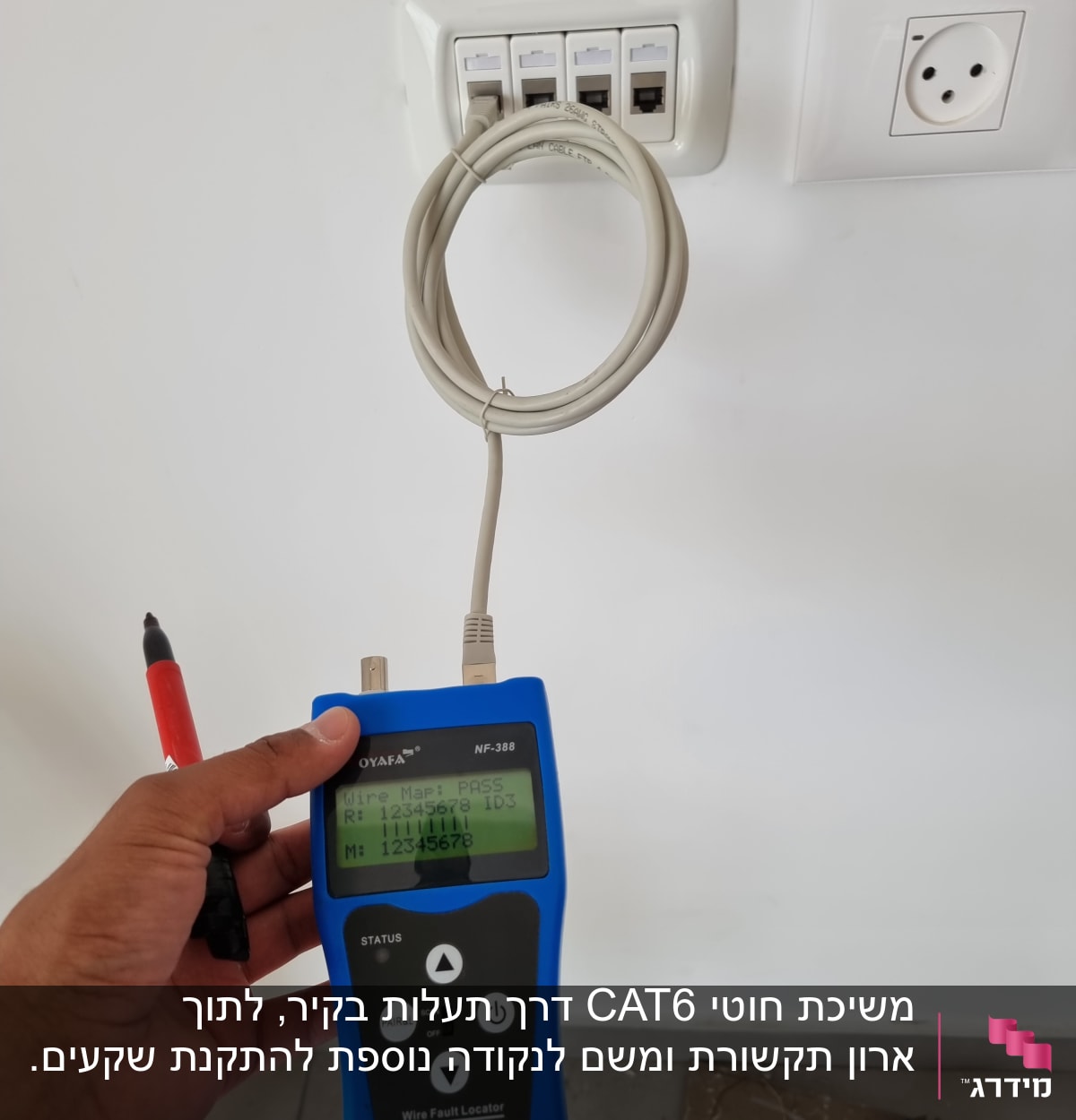 טכנאי רשת בודק כבל עם מכשיר בדיקה כחול